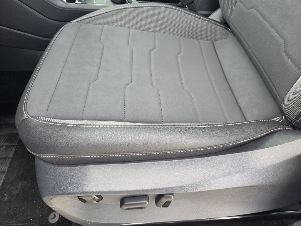 2025 Volkswagen Taos 1.5T SE Black
