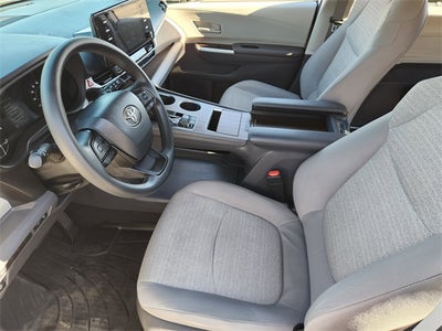 2022 Toyota Sienna LE 8 Passenger
