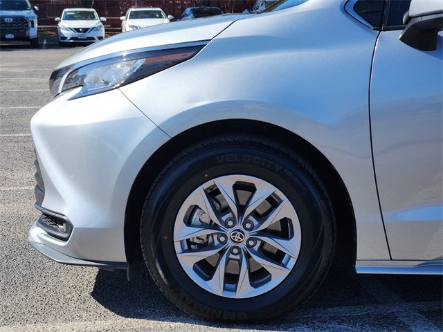 2022 Toyota Sienna LE 8 Passenger