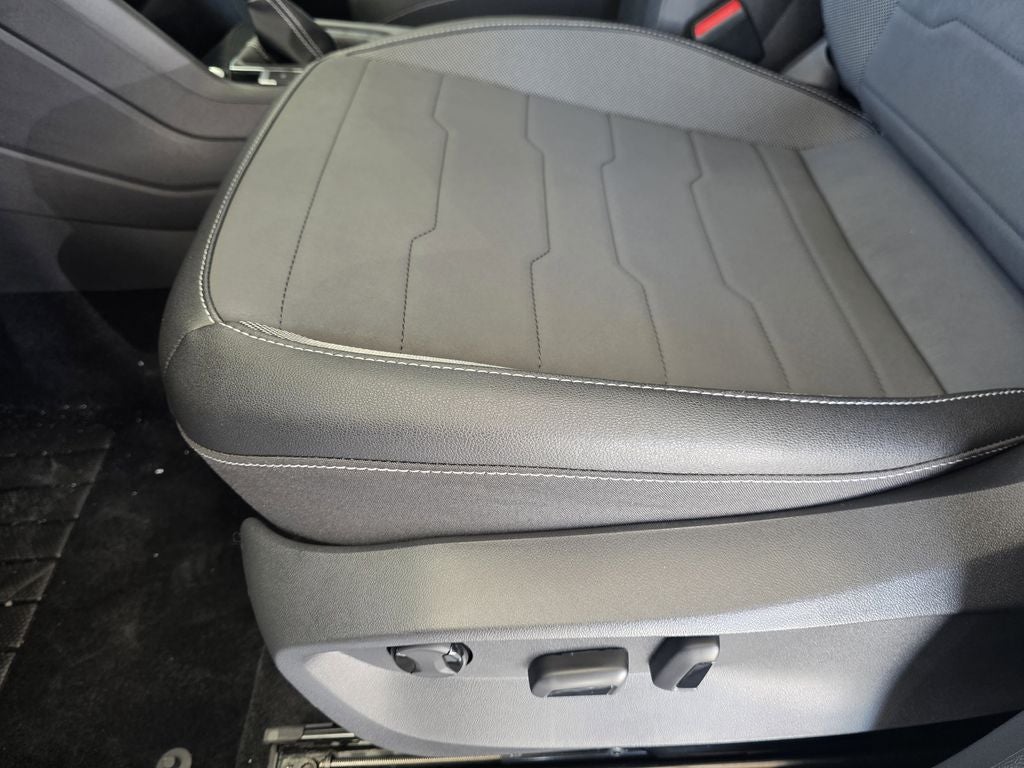 2026 Volkswagen Taos 1.5T SE Black