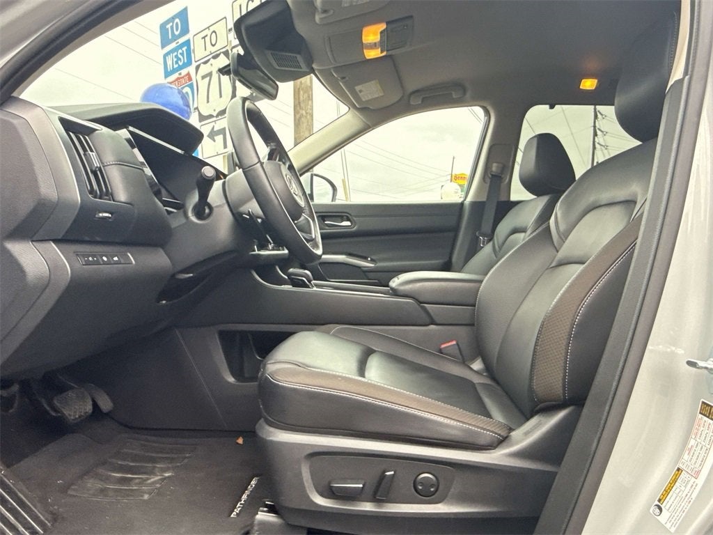 2025 Nissan Pathfinder SL
