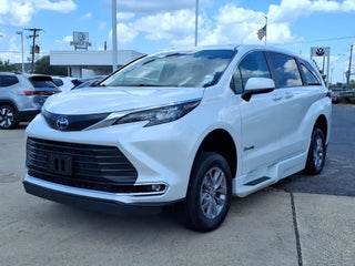 2024 Toyota Sienna XLE 8 Passenger
